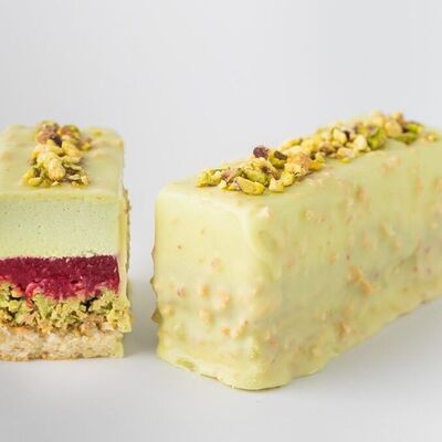 Пирожное Фисташка-малина в Мамин Cake по цене 469 ₽