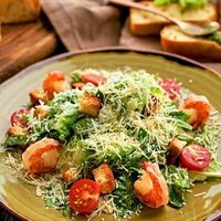 Салат Цезарь с креветками в Кацо