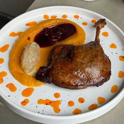 Утиная ножка с пюре из тыквы, ягодным соусом и яблочным чатни в Greece по цене 910 ₽