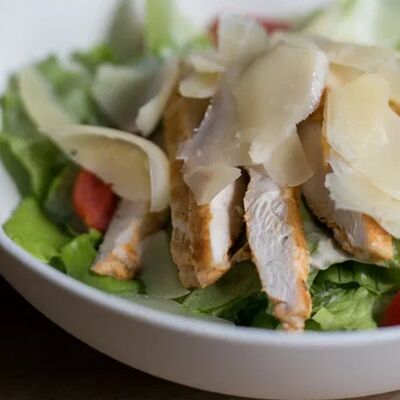 Цезарь с курицей в Мука по цене 620 ₽