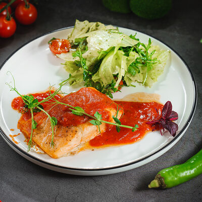 Стейк лосося с салатом в Inyan по цене 1238 ₽