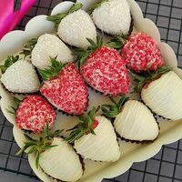 Набор клубники в белом бельгийском шоколаде Story в MCakes - торты и десерты