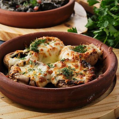 Шампиньоны, запечённые с сыром сулугуни в Mangal House по цене 430 ₽