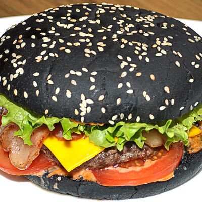 Бургер с говяжьей котлетой и беконом в PrestoMia по цене 520 ₽