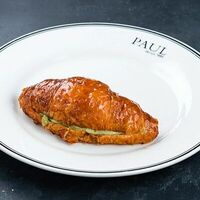 Круассан с фисташковым кремом в Paul