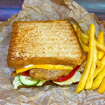 Сэндвич с курицей и картошка фри в Шавуха Street по цене 340 ₽