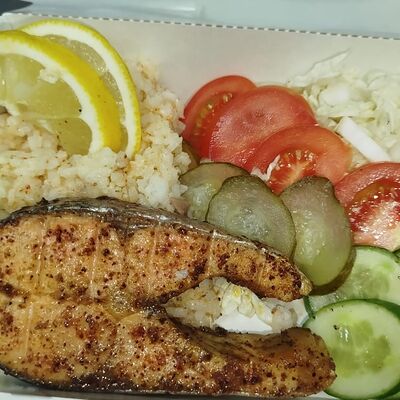 Стейк семги с рисом и овощамив Еда-Огонь по цене 1800 ₽