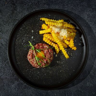 Тартар из мраморной говядины с картофелем фрив Beefology Meat Point по цене 1190 ₽