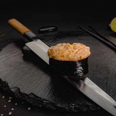 Гункан с лососем 1 шт в Ёжкин ролл по цене 199 ₽