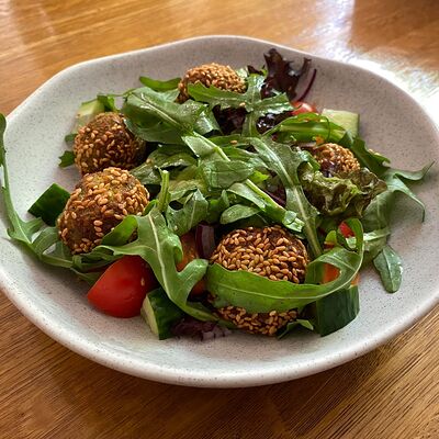 Салат с Фалафелем в Цурцум по цене 430 ₽