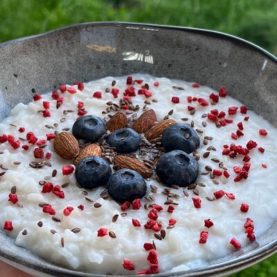 Рисовая каша с ягодами и орехами в Choco.cake.hand по цене 260 ₽