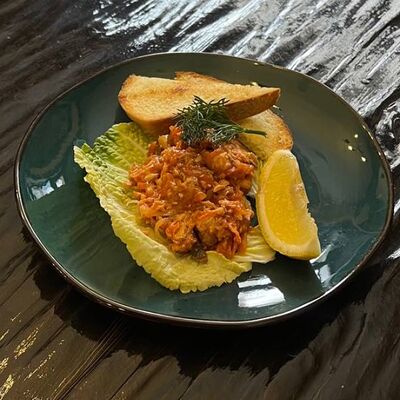 Салат из горбуши и овощей в маринаде с лимоном и тостом в Длинный нос по цене 230 ₽