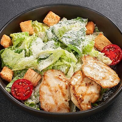 Цезарь с курицей в Lafa Lounge по цене 560 ₽