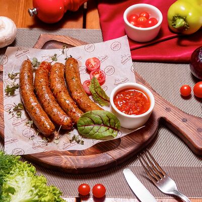 Колбаска из говядины с чесноком и соусом Аджика в Золотая прага по цене 1265 ₽