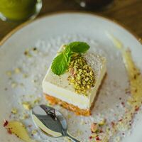 Пирожное Маракуйя-апельсин в Kurtzcoffee