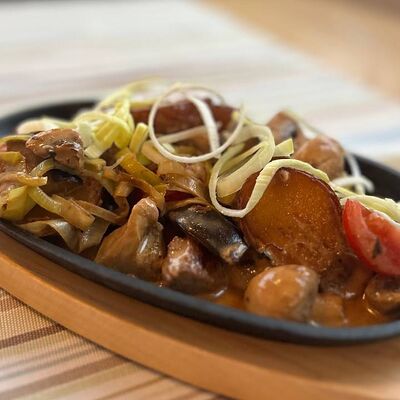 Сковородка с нежной телятиной в Бальзамин по цене 1000 ₽