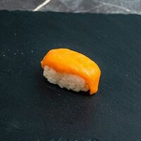 Суши с лососем в Mister Sushi