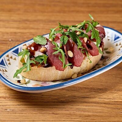 Брускетта с утиной грудкой Магре в Кафе Итальянцы по цене 400 ₽