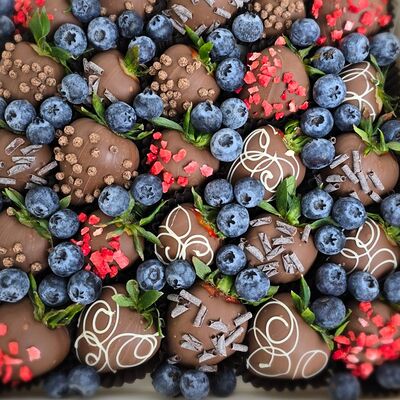 Клубника в шоколаде (25 ягод) с голубикой в Buketonline - Съедобные букеты и клубника в шоколаде по цене 4950 ₽
