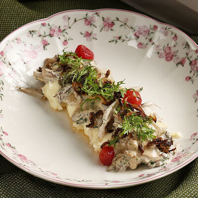 Бефстроганов из телёнка с куриным жу в Юность у моря по цене 950 ₽