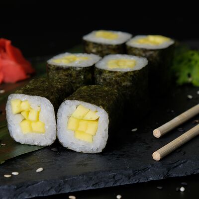 Хосомаки с манго в Caviar Rolls по цене 195 ₽