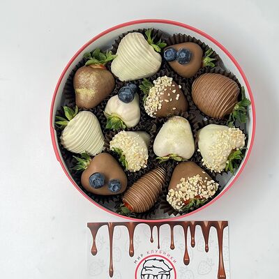 Круглый боксв Мир клубники в шоколаде по цене 3850 ₽