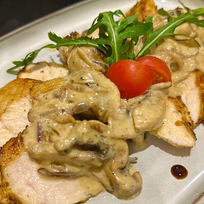 Филе курицы с грибным соусом в Suvoroff Loft Bar по цене 590 ₽