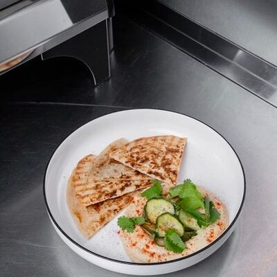 Хумус с маринованными огурчиками в Сойка напела по цене 550 ₽