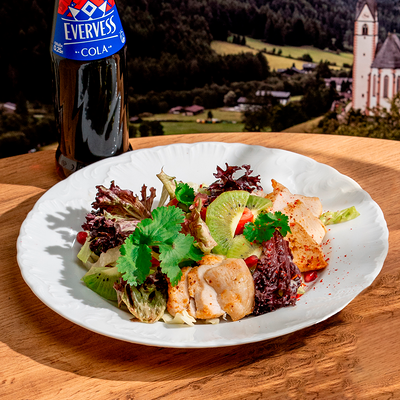 Салат с цыпленком и киви под кунжутной заправкой в Хочу Пури по цене 495 ₽