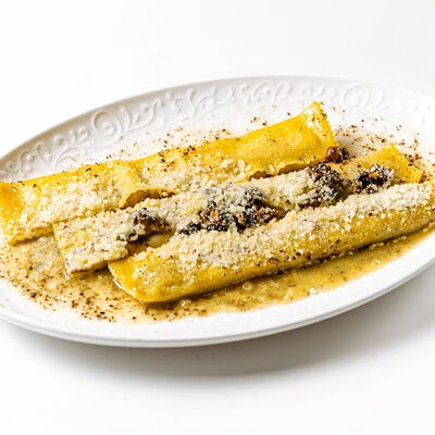 Каннеллони с лесными грибами и картофелем в трюфельном соусе в Mukka по цене 748 ₽