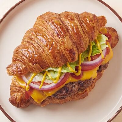 Круассан «А-ля бургер» в Кейк по цене 299 ₽