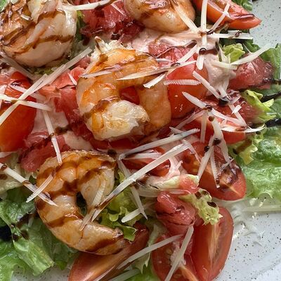 Салат пикантный с тигровыми креветками в Трактир Иван Васильевич по цене 750 ₽