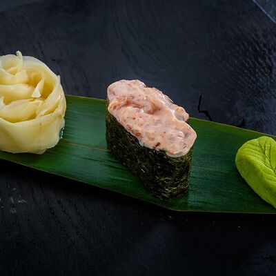 Гункан с лососем спайс в Чайхона №1 Братьев Васильчуков по цене 90 ₽