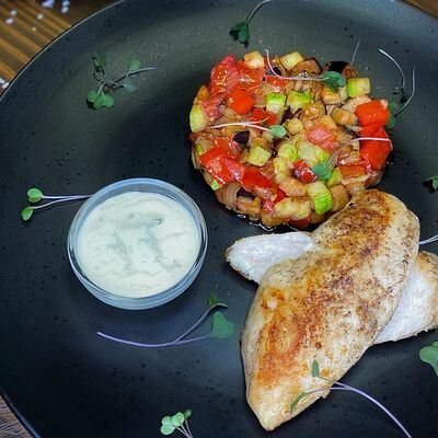 Куриное филе с овощным рататуем в Гастробар DOM по цене 400