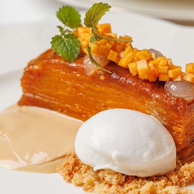 Тарт татен из карамельной тыквы с кокосовым сорбетом в Гастрономический ресторан Москва по цене 690 ₽