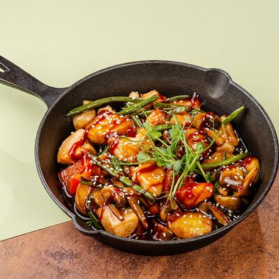 Куриное филе с овощами в соусе сладкий чили в ЛайкиПарк по цене 700 ₽