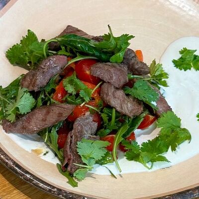 Салат с говяжьей вырезкой в Филин-термы по цене 790 ₽