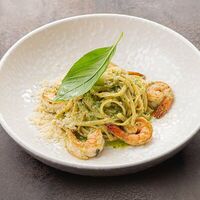Тальятелле с креветками и песто в Искра Бистро
