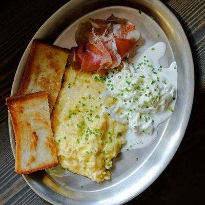 Скрембл с прошутто и молодым сыром в Benedict по цене 28 р.