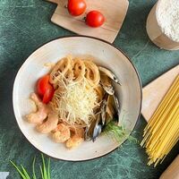 Паста Том ям с морепродуктами в Maki Family