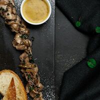 Маринованный ростбиф с пряным луком в Tre/Quarti