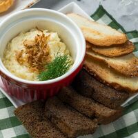 Домашний сыр с чесноком и гренками в D Lounge