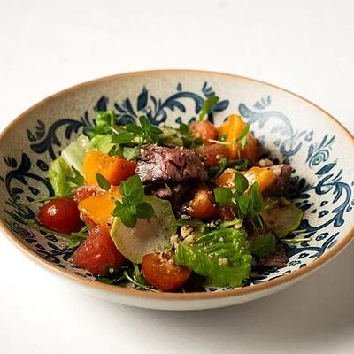 Салат с мраморной говядиной, хурмой и грейпфрутом в Сорренто по цене 535 ₽