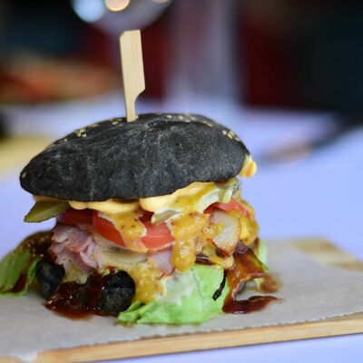 Бургер Блэк смоукд с говяжьей котлетой в Самое популярное кафе по цене 380