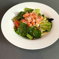 Зелёный салат с опаленной форелью в Amici Бар