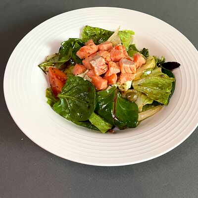 Зелёный салат с опаленной форелью в Amici Бар по цене 690 ₽