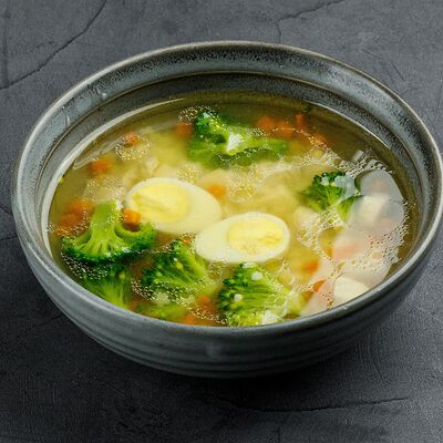 Куриный суп с макарошками и брокколи в Brooklyn Bowl по цене 349 ₽
