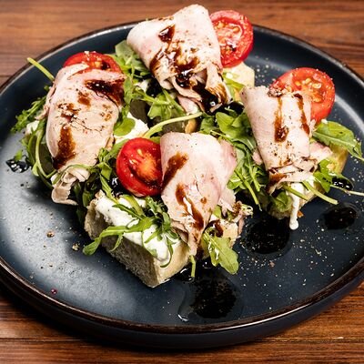 Тамбовский окорок, томаты, страчателла в Трактир Колесо по цене 401 ₽