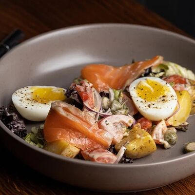 Салат с лососем в Квартира 98 по цене 580 ₽