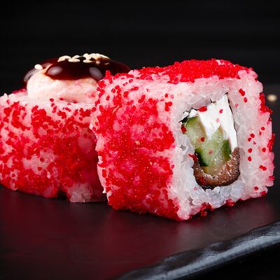 Запеченный с семгой в Crystal Sushi & Rolls по цене 2790 ₸